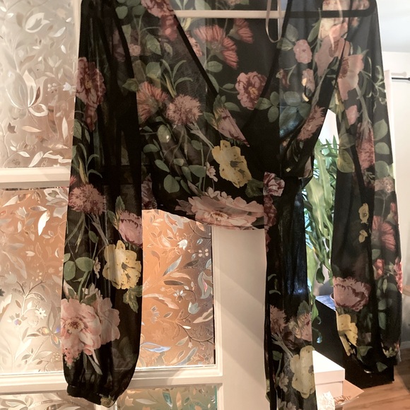 Forever 21 Contemporary Sheer Floral Deep V Wrap Blouse Size Small. - Picture 3 of 11